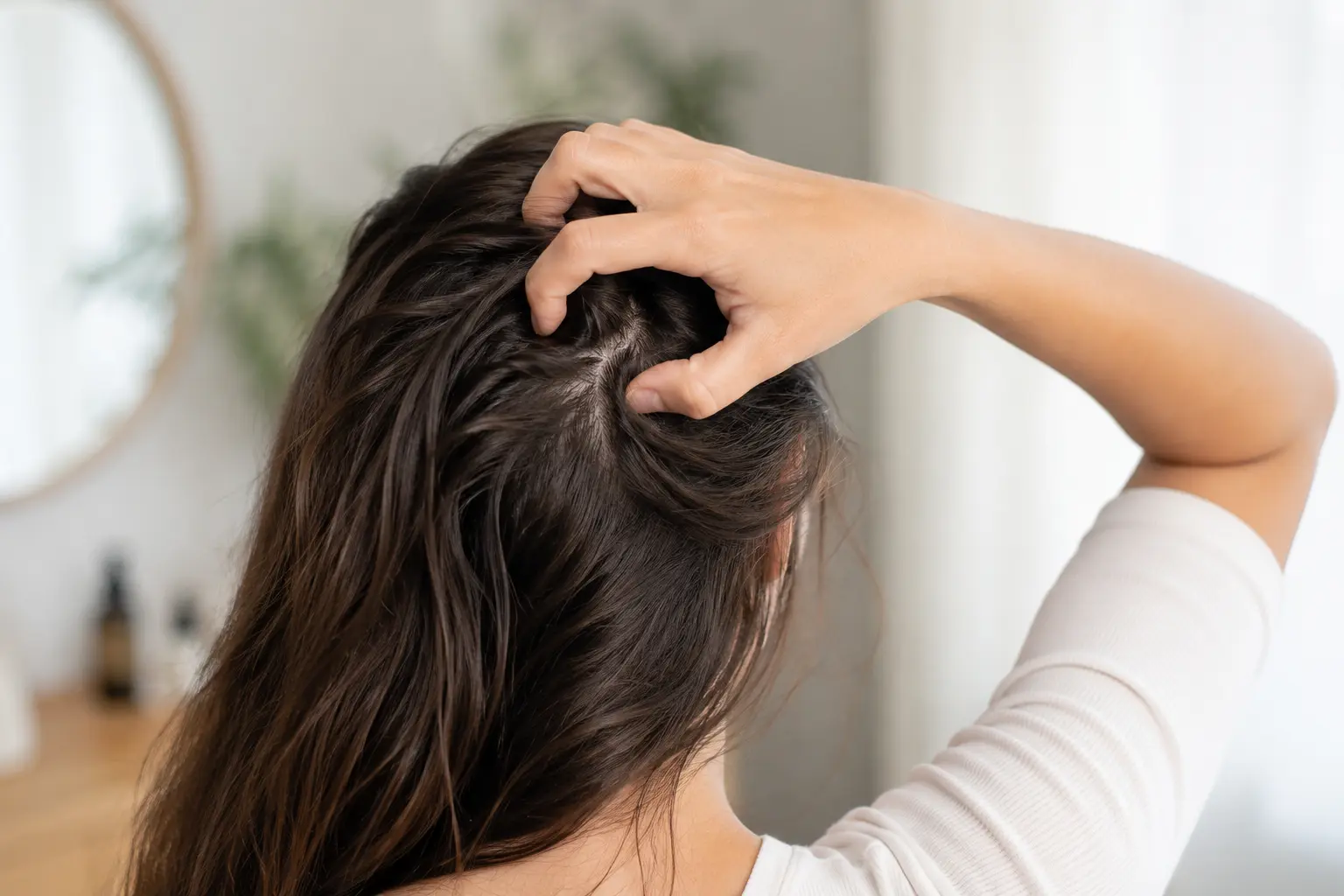 Pellicules cheveux : que faire, cuir chevelu apaisé Ame & Sens